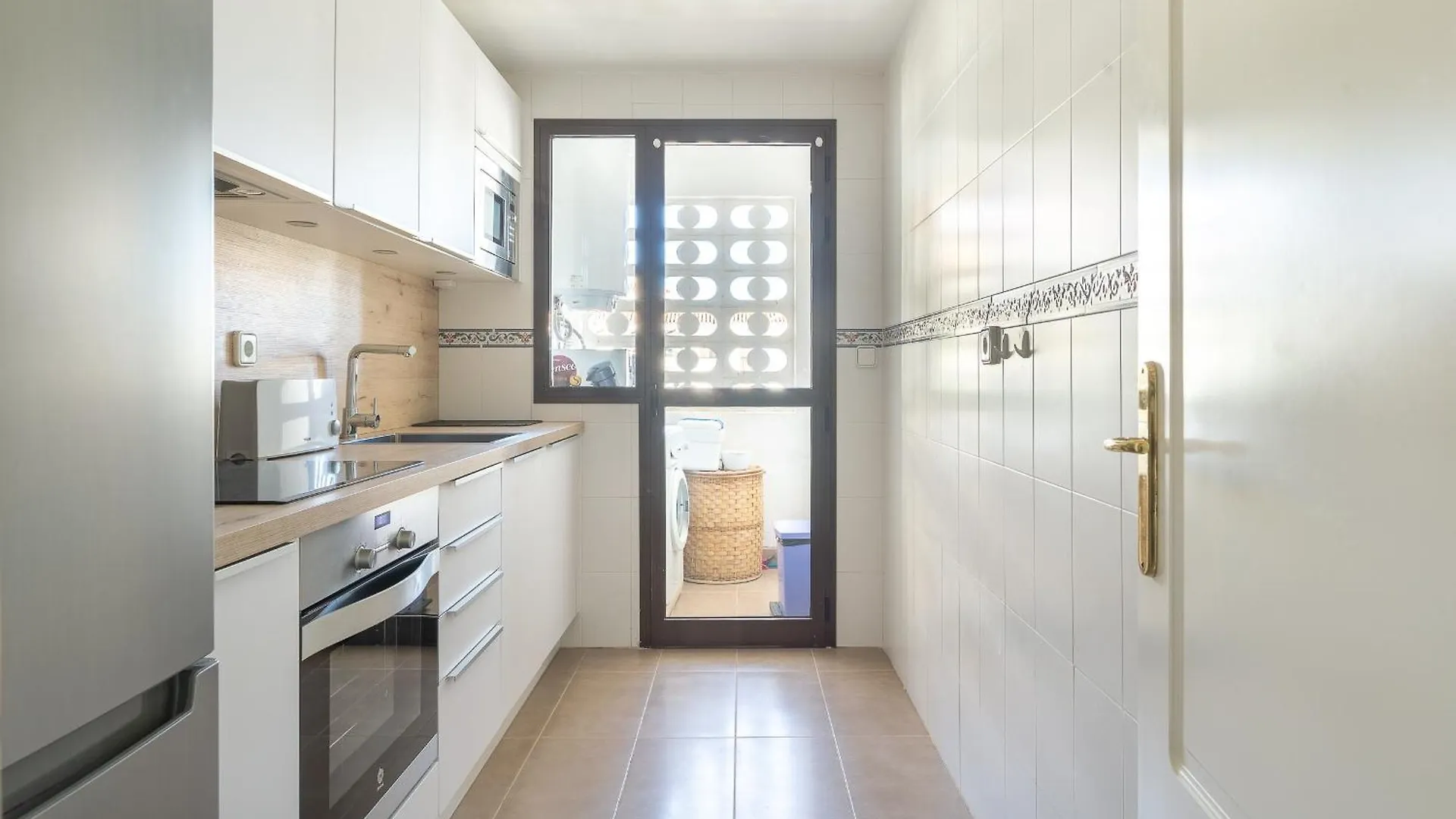 2066-Apt 2 Bedrooms On Beach, Tenis, Gym, Pool Manilva Διαμέρισμα